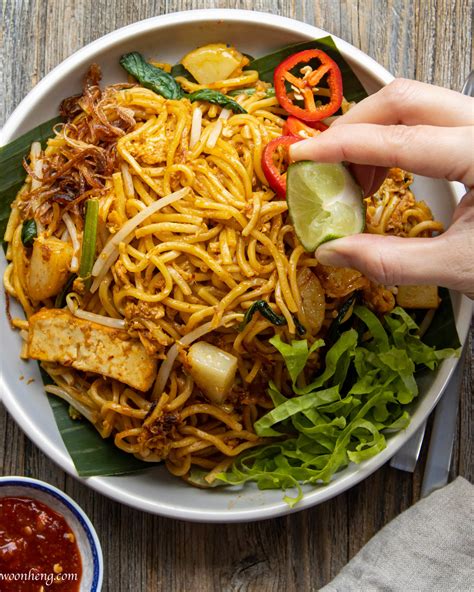 How to Make a Flavorful Vegan Mee Goreng Mamak - WoonHeng