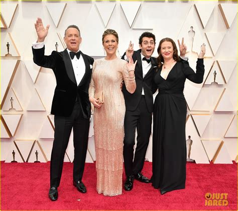 Tom Hanks & Rita Wilson's Kids Throw Up Peace Signs on Oscars 2020 Red ...