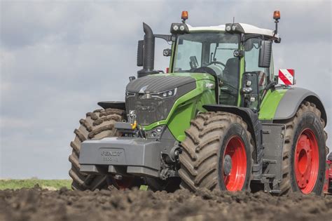 Fendt 1050 on field demonstration in the UK | Used Fendt Tractors for ...