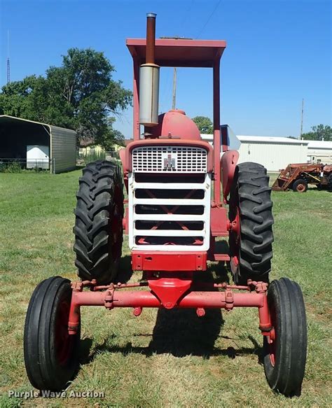 Farmall 560 tractor in Wichita, KS | Item DE5443 sold | Purple Wave