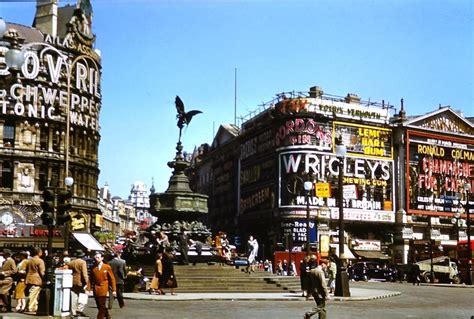 Eros in Piccadilly Circus, May 10, 1950 b - Flashbak