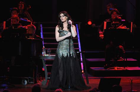 Idina Menzel, 'Frozen' singer, keeps fan connection as concert ...