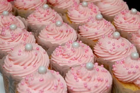 SCRUMPTIOUS VANILLA CUPCAKES FOR A SWEET BIRTHDAY GIRL! - Hugs and Cookies XOXO