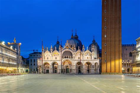 St. Mark's square in Venice during sunrise 2170777 Stock Photo at Vecteezy