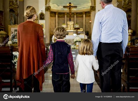 Familia rezando en la Iglesia: fotografía de stock © Rawpixel #141526830 | Depositphotos