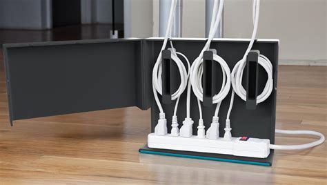 Plug Hub Organizes the Tangled Cables under Computer Desk | Gadgetsin
