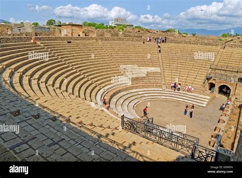 Grand theatre at the ruined Roman city of Pompeii at Pompei Scavi Stock Photo: 164125321 - Alamy