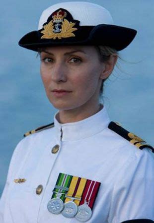 Lisa McCune, le lieutenant de vaisseau Kate McGregor du HMAS Hammersley | Army wives, Women in ...