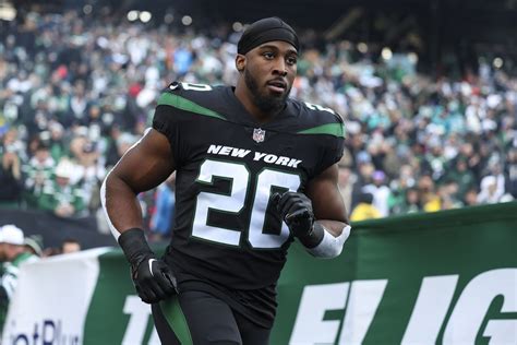 Breece Hall injury update: How to handle the Jets RB in fantasy ...