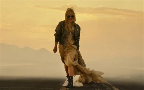 Lady Gaga lança novo clipe com cenas de "Top Gun: Maverick" - Primeira Página