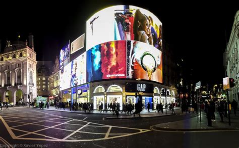 Xavier Yepez Photography | Piccadilly Circus at night