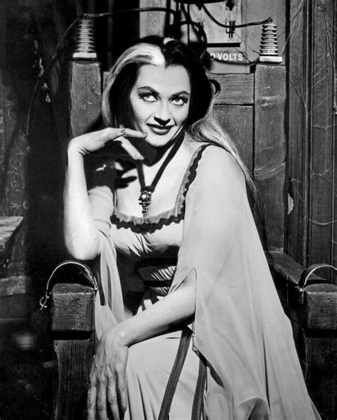 YVONNE DE CARLO 'LILY MUNSTER' IN 'THE MUNSTERS' - 8X10 PUBLICITY PHOTO ...