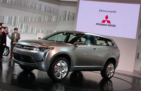 日本自動車デザインコーナー 「Japanese Car Design Corner」: Mitsubishi to launch plug-in hybrid SUV in 2013