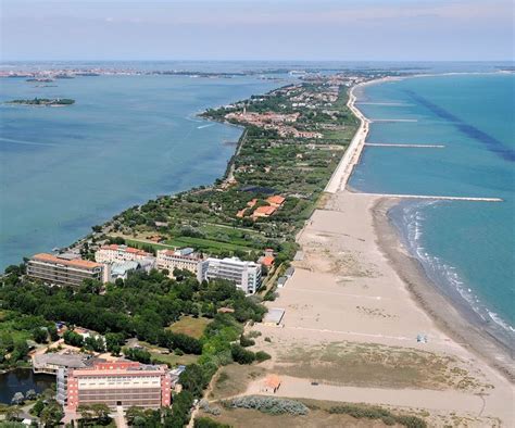 Venice: New Year’s Greeting on Lido Beach | Weekend in Italy