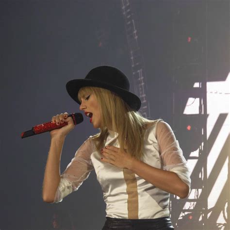 Taylor Swift Red Tour, Tours, Fashion, Moda, Fashion Styles, Fashion ...