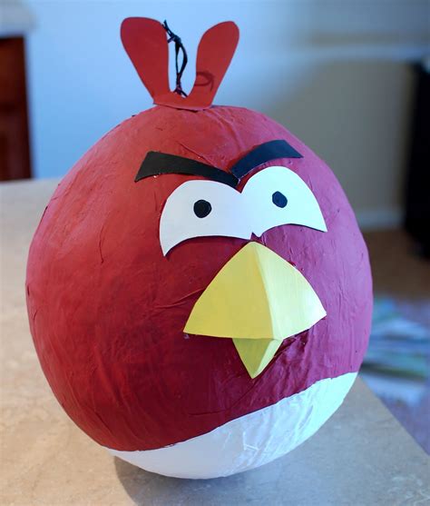 Homemade Angry Birds Pinata made with a balloon and newspaper | Pignatte, Uova di pasqua, Cartapesta