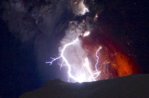 The volcano eruption with lightning on his head plandetransformacion ...