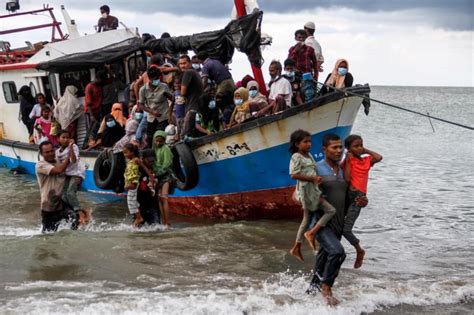 Rohingya refugees threatened by pandemic, Caritas warns | America Magazine