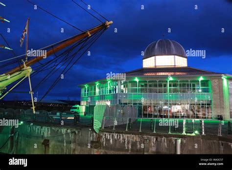 Old sailing ship RRS Discovery and V&A Dundee museum Stock Photo - Alamy