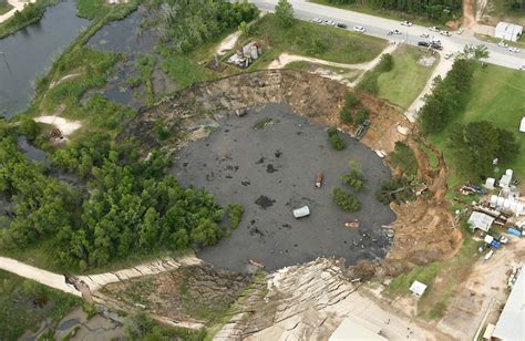 Massive sinkhole in Daisetta, Texas, starts growing again, after 15 ...