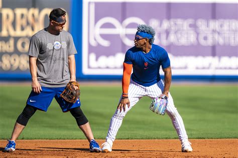 Francisco Lindor instructing Mets teammates on defense