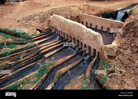 Algeria Timimoun Traditional irrigation system Sahara Desert Stock Photo - Alamy