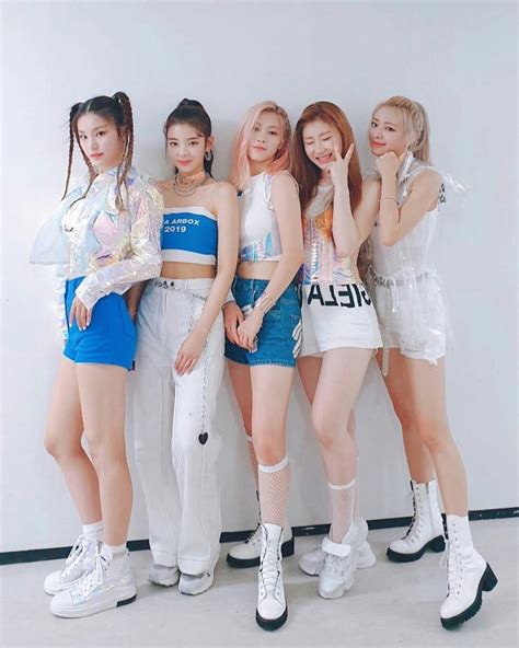 #ITZY #ICY #COMEBACK #OUTFITS Stage Outfits, Kpop Outfits, Girl Outfits, Blackpink Fashion ...