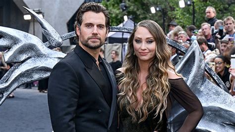 Henry Cavill & Girlfriend Natalie Viscuso Pose At Witcher Premiere – Hollywood Life