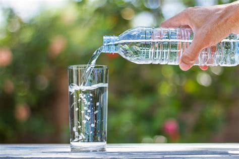 15 Merek Air Mineral Kemasan Botol Terbaik untuk Kesehatan | BukaReview