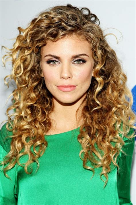 Les plus belles coupes pour des cheveux bouclés canons | Coiffure cheveux bouclés, Permanente ...