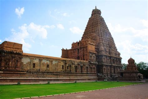 Brihadeshwara Temple Located In Thanjavur, Tamil Nadu - FindMessages.com