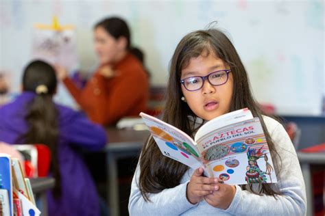 Elementary school girl reads in classroom - EDUimages by All4Ed