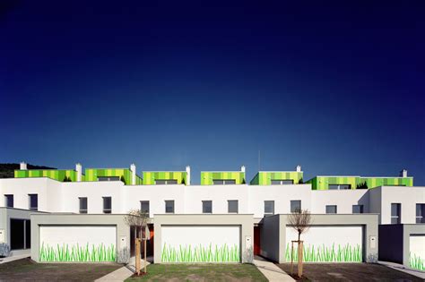 21 terraced houses / Vallo Sadovsky Architects | ArchDaily