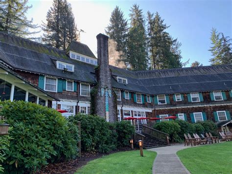 cutest lodges in Washington State | Lake Quinault Lodge