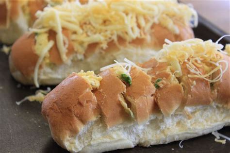 Buttery, cheesy garlic bread for the braai | Food24