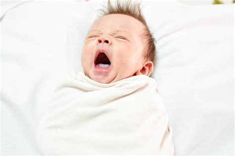 Newborn baby beginning to pick up his head on his own - Creative Commons Bilder