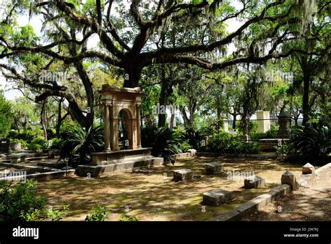 Historic Bonaventure Cemetery Savannah Georgia April 2017 Stock Photo: 139620758 - Alamy