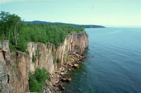 File:Lake Superior North Shore.jpg - Wikimedia Commons