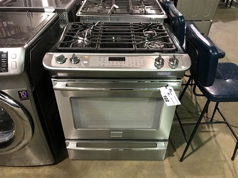 FRIGIDAIRE PROFESSIONAL SERIES STAINLESS AND BLACK 4 BURNER SLIDE IN GAS STOVE - Able Auctions