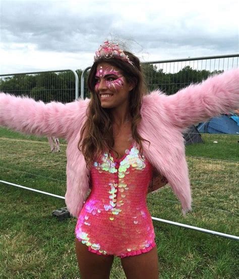 Pink sequins and fur festival outfit … | Traje de festival, Roupas para ...