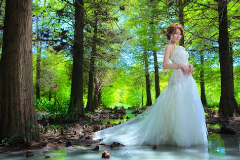 Elegant Bride in Nature - HD Wallpaper