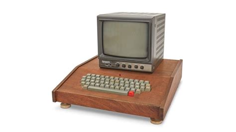 Apple's original computer fetches $400,000 at US auction - BBC News