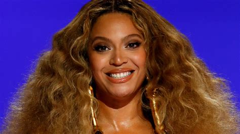 The Internet Has Feelings About Beyoncé's Baby Bangs on the Cover of ...