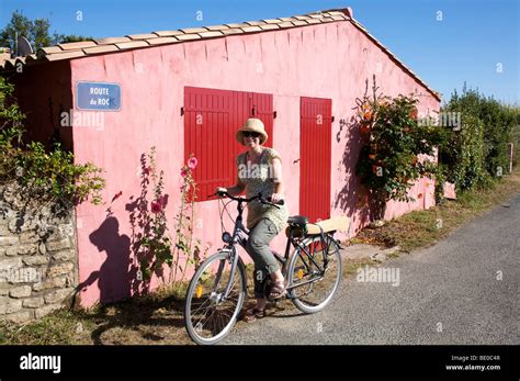 Cyclists using the Ile de Re cyclepaths Stock Photo - Alamy