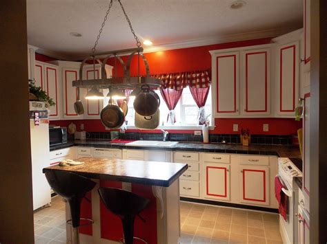 Red/White Kitchen with black accents | Red and white kitchen, Kitchen ...