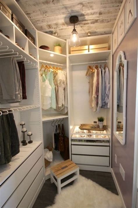 40+ Simple Small Walk In Closet Ideas | Organizing walk in closet, Master bedroom closets ...