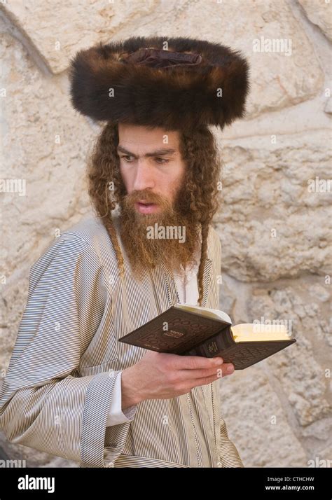 Orthodox jewish men prays in The western wall during Passover Stock ...