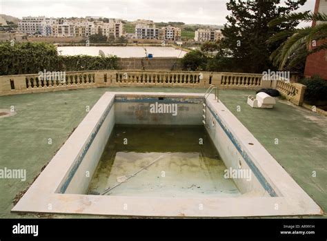 empty swimming pool run down hotel bad rubbish Stock Photo - Alamy