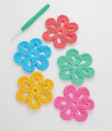 Quick Crochet Pattern for a Simple 6-Petal Flower | Crochet flowers free pattern, Crochet flower ...