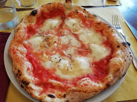 Classic Margherita pizza in Florence : r/Pizza